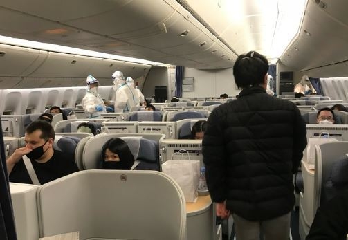 지난 24일(현지시간) 미국 뉴욕의 JFK 공항을 떠나 중국으로 향하는 여객기에 승선한 승무원들이 방호복을 입고 근무하고 있다. 중국 정부는 코로나19 확산을 막기 위해 시행하던 입국자 강제 격리 조치를 내달 8일부터 철폐한다고 발표했다. 현재 중국 당국은 입국자에 대해 5일간의 강제 격리와 3일간의 자택 관찰을 의무화하고 있다. (사진=뉴시스 제공)
