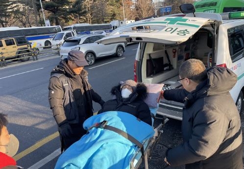 이봉주 민주노총 공공운수노조 화물연대 위원장이 단식농성 18일차인 29일 병원으로 이송되고 있다. (사진=화물연대 제공) 