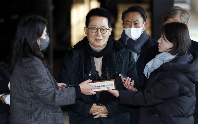  '서해 공무원 피격 사건' 관련 박지원 전 국정원장이 지난 14일 서울 서초구 서울중앙지방검찰청으로 출석하며 취재진 질문에 답변하고 있다.(사진=뉴시스 제공)