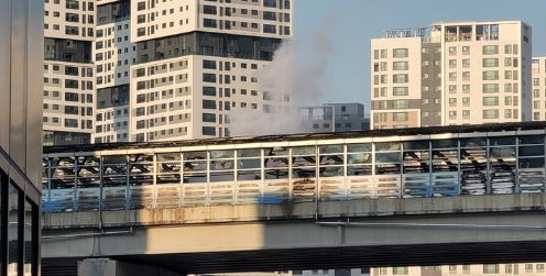 29일 오후 발생한 화재로 경기 과천시 제2경인고속도로 방음터널이 검게 그을린 채 철골 구조물 뼈대가 드러나 있다. (사진=뉴시스 제공)