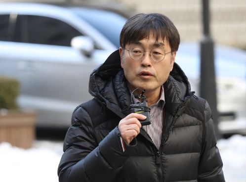 한동훈 법무부 장관에 대한 보복범죄 및 주거침입 혐의를 받는 시민언론 더탐사 강진구 대표가 29일 오후 서울 서초구 서울중앙지방법원에서 구속 전 피의자 심문 출석에 앞서 기자회견을 하고 있다. (사진=뉴시스 제공)
