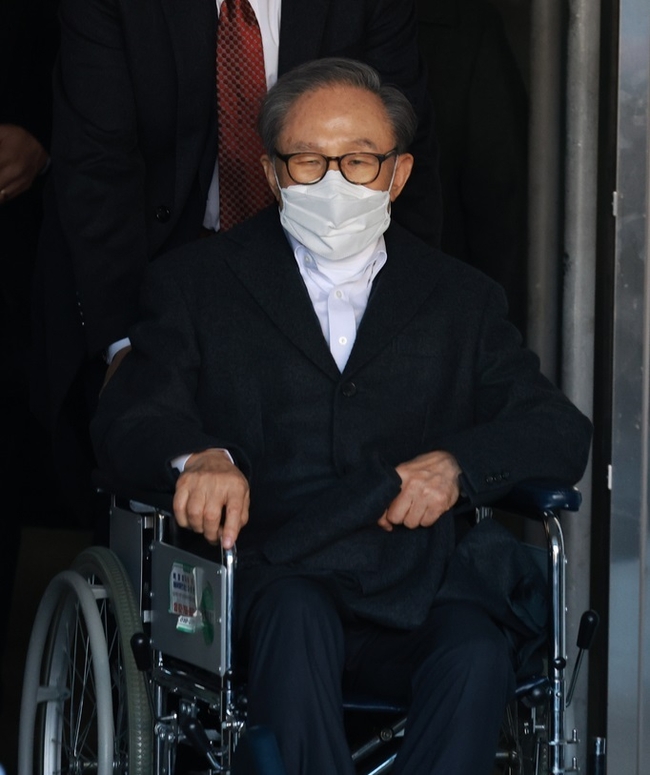 신년 특별사면으로 4년 9개월 만에 사면·복권된 이명박 전 대통령이 30일 오후 입원 치료를 받아온 서울 종로구 서울대병원에서 퇴원, 논현동 사저로 이동하고 있다.(사진=뉴시스 제공)
