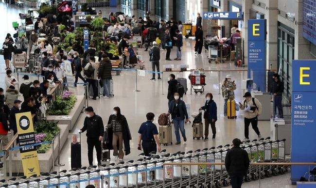  지난 12월 29일 인천국제공항 제1여객터미널에서 입국자들이 이동하는 모습. (사진=뉴시스 제공)