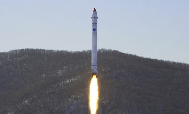 북한 국가우주개발국이 지난 18일 평안북도 철산군 동창리 서해위성발사장에서 정찰위성 개발을 위한 최종 단계의 중요 시험을 진행했다고 보도하고 있다. (사진=뉴시스)