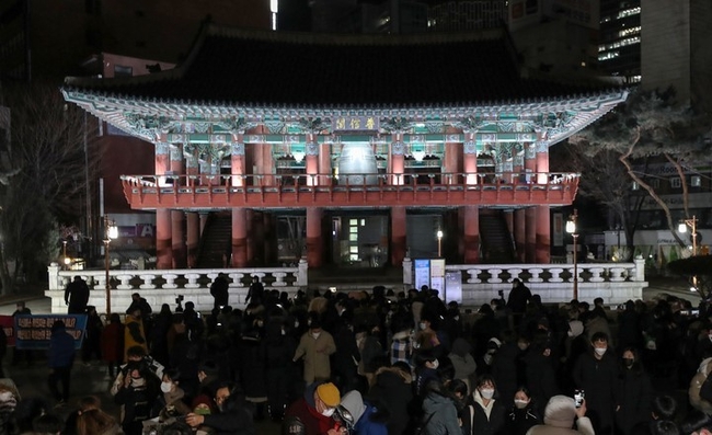 코로나19 확산 우려로 타종 행사를 온라인으로 진행하기로 한 지난 1월1일 새벽 서울 종로구 보신각 앞에서 시민들이 새해를 맞이하고 있다. (사진=뉴시스)