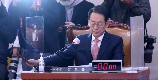 김도읍 국회 법제사법위원회 위원장이 7일 오전 서울 여의도 국회에서 열린 법제사법위원회 전체회의에서 의사봉을 두드리고 있다. (사진=뉴시스)