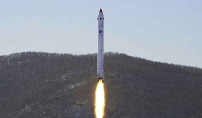 북한 국가우주개발국이 지난 18일 평안북도 철산군 동창리 서해위성발사장에서 정찰위성 개발을 위한 최종 단계의 중요 시험을 진행했다고 보도하고 있다.