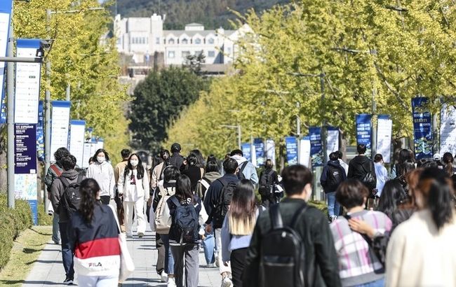 지난 10월11일 서울 시내의 한 대학 교정에서 학생들이 산책을 즐기고 있다. (사진=뉴시스)