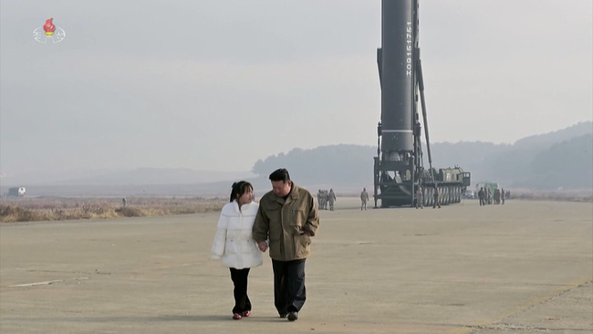 북한 조선중앙TV가 김정은 국무위원장의 지도 아래 대륙간탄도미사일 화성-17형 대륙간탄도미사일(ICBM)을 시험발사했다고 보도했다. 사진은 김정은 위원장이 딸과 미사일 앞을 걸으며 대화하는 모습. (사진=조선중앙TV)