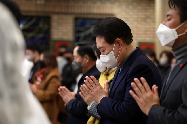  윤석열 대통령이 24일 서울 중구 약현성당에서 열린 '주님 성탄 대축일 미사'에 참석해 기도하고 있다. (사진=대통령실 제공)