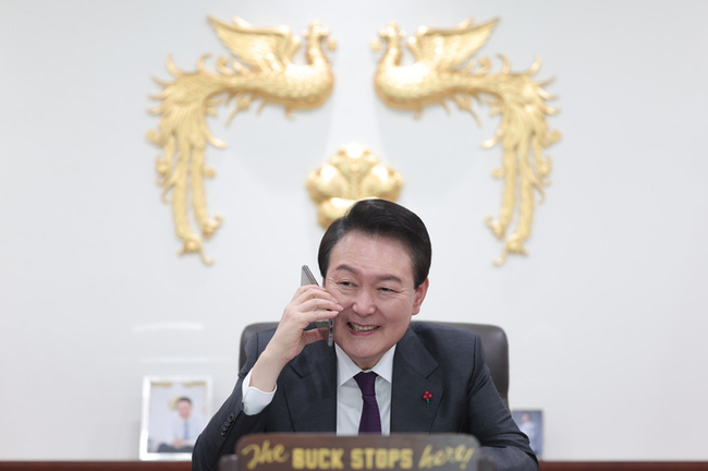 윤석열 대통령이 계묘년 새해 첫날인 1일 서울 용산 대통령실 청사에서 국민들에게 격려 전화를 하고 있다. (사진=대통령실 제공)