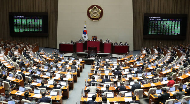 작년 12월 8일 오후 서울 여의도 국회에서 열린 제400회국회(정기회) 제400-14차 본회의에서 ‘만 나이 통일’과 관련 법안 표결이 진행되고 있다.