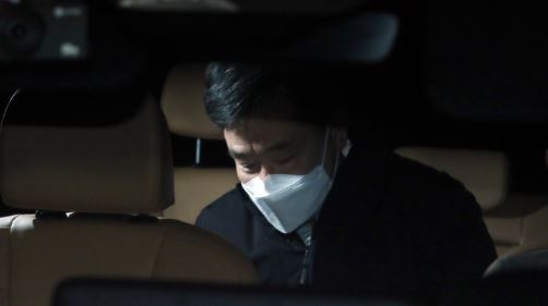 화천대유 자산관리 대주주 김만배 씨가 지난 11월24일 자정 경기 의왕시 서울구치소에서 구속 기간 만료로 석방돼 구치소를 나서고 있다. (사진=뉴시스 제공)