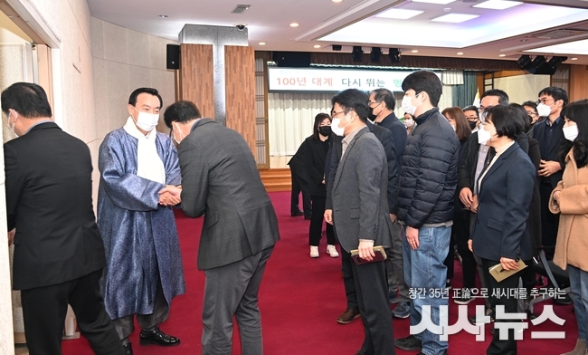 북구는 2일 구청 대회의실에서 2023년도 시무식을 열고, 올해 업무를 시작했다. 박천동 북구청장이 시무식 후 직원들과 신년인사를 나누고 있다.