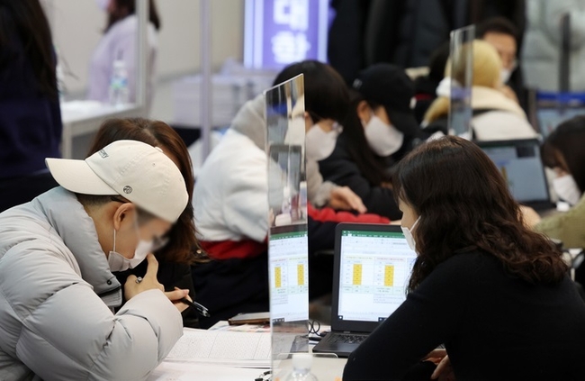 지난해 12월 15일 오전 서울 강남구 코엑스에서 열린 2023학년도 정시 대학입학정보박람회에서 학생이 상담을 받고 있다. (사진=뉴시스 제공)