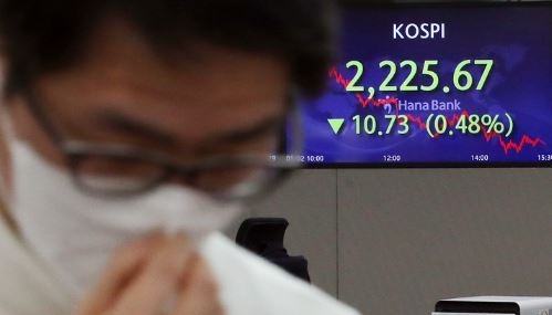 2023년 새해 첫 거래일인 2일 서울 중구 하나은행 딜링룸에서 딜러들이 업무를 보고 있다. 이날 코스피는 전 거래일(2236.40)보다 10.73포인트(0.48%) 하락한 2225.67에, 코스닥지수는 전 거래일(679.29)보다 7.78포인트(1.15%) 내린 671.51에, 서울 외환시장에서 원·달러 환율은 전 거래일(1264.5원)보다 8.1원 상승한 1276.6원에 마감했다. (사진=뉴시스 제공)