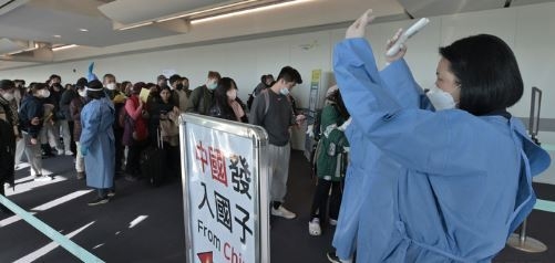 지난 2일 인천국제공항 제1여객터미널 입국장에서 공항 관계자들이 중국발 입국자를 분류하고 있다. 방역당국은 이날부터 중국에서 항공편이나 배편으로 입국하는 모든 사람에 대해 코로나19 유전자증폭(PCR) 검사를 실시하는 등 고강도 방역 대책을 시작했다. (사진=뉴시스 제공)