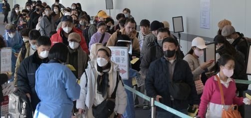 지난 2일 인천국제공항 제1여객터미널 입국장에서 공항 관계자들이 중국발 입국자를 분류하고 있다. (사진=뉴시스 제공)