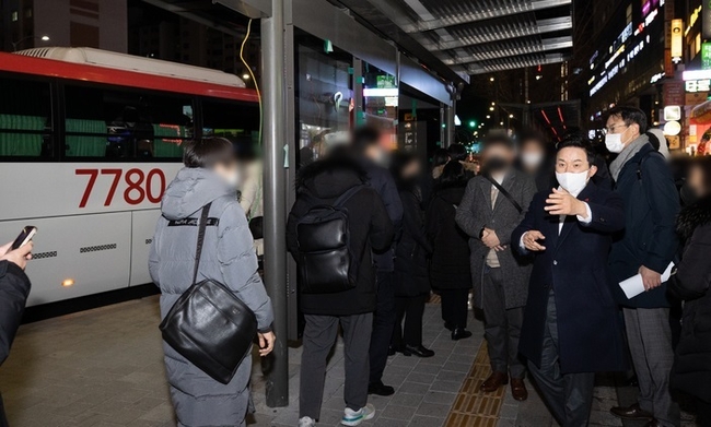 원희룡 국토교통부 장관은 지난 3일 광역버스 수요가 많은 사당역 인근 정류소를 방문해 퇴근길 광역버스 운행 상황을 점검하고 있다.(사진=뉴시스 제공)