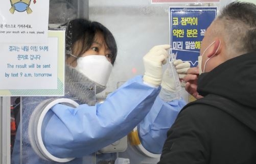 의료진이 4일 오전 서울 송파구보건소 코로나19 선별진료소에서 검체채취를 하고 있다. 이날 코로나 신규 확진자는 7만8575명, 위중증은 623명으로 집계됐다. (사진=뉴시스 제공)