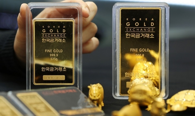 경기 불확실성이 이어지며 국제 금값이 다시 오름세를 타고 있는 4일 오전 서울 종로구 한국금거래소에서 직원이 금을 정리하고 있다.(사진=뉴시스 제공)