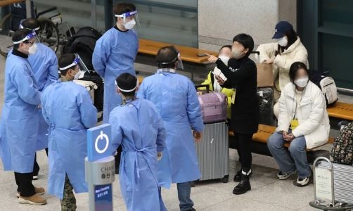 중국발 입국자 코로나19 검사 의무화 사흘째인 4일 오후 인천국제공항 제1여객터미널에서 검역 지원 육군 장병들이 중국발 입국자들에게 검사 절차 등을 안내하고 있다. (사진=뉴시스 제공)
