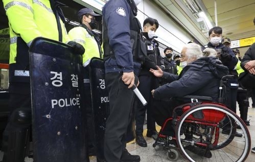 박경석 전국장애인차별철폐연대(전장연) 상임공동대표가 지난 3일 서울 용산구 삼각지역에서 지하철에 탑승하려다 지하철보안관들에게 막히고 있다. (사진=뉴시스 제공)