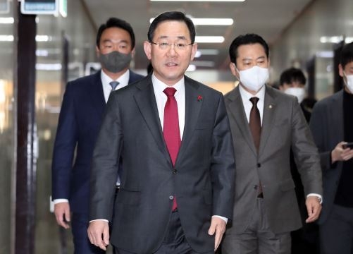 주호영 국민의힘 원내대표와 국회 정치개혁 특별위원회 국민의힘 위원인 정희용(왼쪽), 장동혁(오른쪽) 의원이 4일 오전 서울 여의도 국회 국민의힘 원내대표실에서 열린 정개특위 위원 긴급회의에 참석하고 있다. (사진=뉴시스 제공)