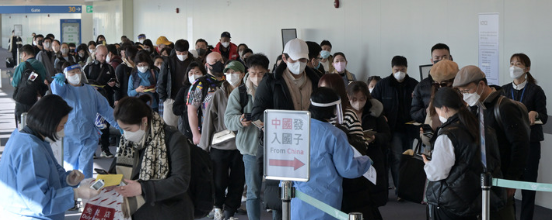 지난 2일 인천국제공항 제1여객터미널 입국장에서 공항 관계자들이 중국발 입국자를 분류하고 있다. (사진=뉴시스 제공)