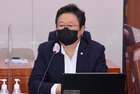 더불어민주당 황희 의원이 지난해 8월1일 국회에서 열린 외교통일위원회 전체회의에서 인사말을 하고 있다. (사진=뉴시스 제공)