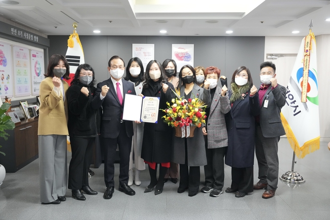 천안시장과 아동보육과 직원들이 보육유공 대통령상 표창을 들고 기념사진을 촬영하고 있다. (사진=천안시 제공)