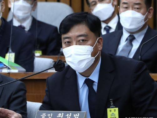 최성범 용산소방서장이 지난 4일 오후 서울 여의도 국회에서 열린 용산 이태원 참사 진상 규명 및 재발 방지를 위한 국정조사특별위원회 청문회에 증인으로 출석해 의원질의에 답하고 있다. (사진=뉴시스 제공)