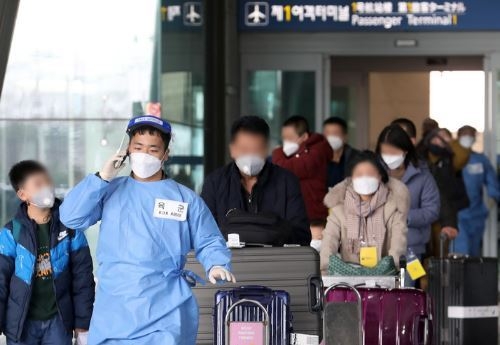  지난 5일 오후 인천국제공항 제1여객터미널에서 검역 지원 육군 장병들이 중국발 입국자들을 검사센터로 안내하고 있다. (사진=뉴시스 제공)