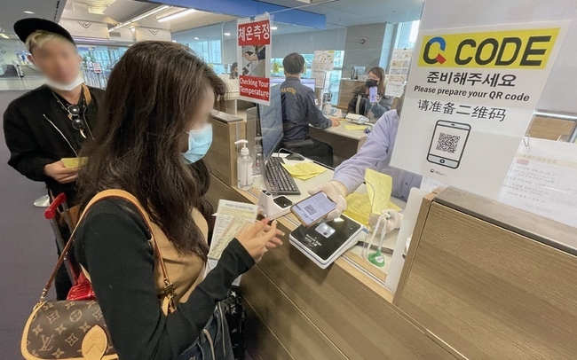 6일 오전 인천국제공항 제1여객터미널 검역대에서 중국발 입국자들이 '검역정보사전입력시스템(Q-CODE, 큐코드)'을 찍고 있다. (사진=뉴시스 제공)