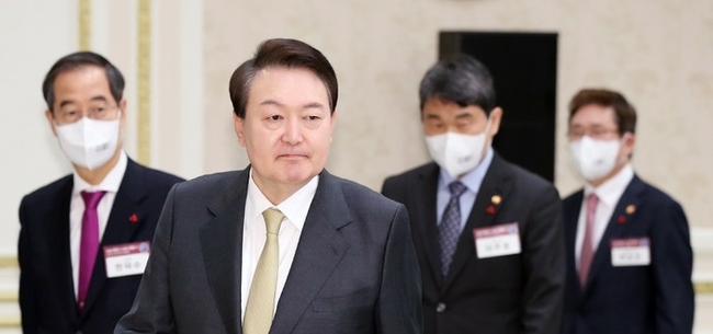 윤석열 대통령이 5일 청와대 영빈관에서 열린 교육부-문화체육관광부 업무보고에 참석하고 있다.(사진=뉴시스 제공)