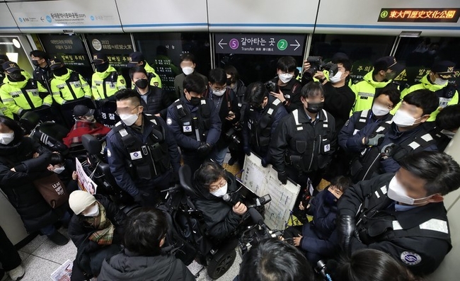 지난 3일 오전 서울 지하철 4호선 동대문역사문화공원역 승강장에서 전국장애인차별철폐연대(전장연) 회원들이 254일차 장애인 권리예산 입법 쟁취 지하철 선전전을 위해 탑승하려던 중 저지하는 서울지하철공사 직원 및 경찰들에게 가로막혀 있다. 전장연은 이날 4호선 성신여대입구 역에서 탑승했다가 동대문역사문화공원 역에서 하차했다. 다시 탑승하고 삼각지역으로 향해 집회를 이어가려고 했으나 교통공사와 경찰의 탑승 저지로 이동하지 못하고 있다. (사진=뉴시스)