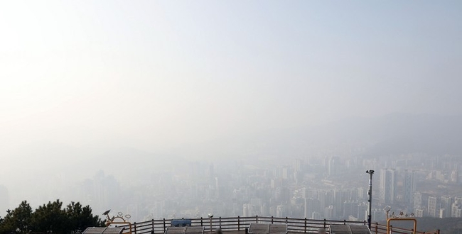 부산지역 미세먼지와 초미세먼지 농도 모두 '나쁨' 단계를 보인 5일 부산 황령산 봉수대 전망대에서 바라 본 도심의 고층건물이 형체를 알아보기 힘들 정도로 뿌옇게 변해 있다. (사진=뉴시스)