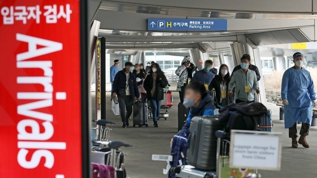 중국에서 국내로 들어오는 입국자들의 코로나19 음성 확인서 제출이 의무화된 5일 오후 인천국제공항 제1여객터미널에서 검역 지원 육군 장병들이 중국발 입국자들을 검사센터로 안내하고 있다. (사진=뉴시스)