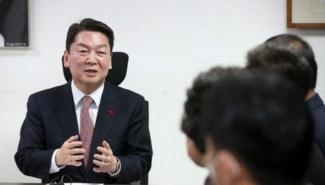 안철수 국민의힘 의원이 7일 서울 용산구에서 국민의힘 용산구 당원협의회 당원들과 간담회를 하고 있다. (사진=뉴시스)