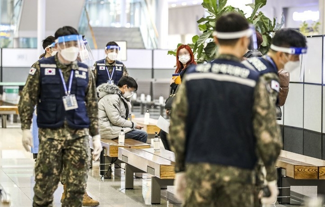 중국발 입국자 코로나19 검사 의무화가 시행중인 지난 6일 오후 인천국제공항 제2여객터미널에서 선양발 입국자들이 검역 지원 육군 장병들과 PCR검사 대기장소로 이동하고 있다.(사진=뉴시스)