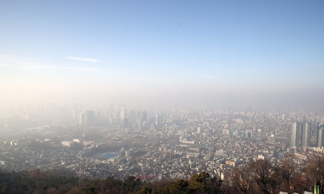 서울 등 전국 9개 시, 도에 초미세먼지 비상저감조치가 시행된 8일 서울 남산에서 바라본 도심 대기가 뿌옇다. (사진=뉴시스)