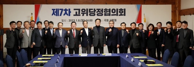 정진석 국민의힘 비상대책위원장과 한덕수 국무총리, 김대기 대통령비서실장 등이 8일 오후 서울 여의도 국회 사랑재에서 열린 '제7차 고위당정협의회'에 앞서 기념촬영을 하고 있다. (사진=뉴시스)