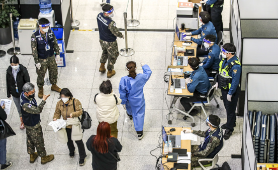 중국발 입국자 코로나19 검사 의무화가 시행중인 지난 6일 오후 인천국제공항 제2여객터미널에서 선양발 입국자들이 검역 지원 육군 장병들과 PCR검사 대기장소로 이동하고 있다. (사진=뉴시스 제공)