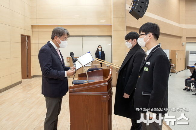 박범수 한울본부장(좌측)이 우수 졸업생에게 표창을 전달하고 있다.
