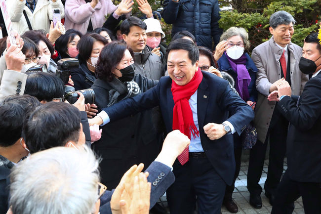 국민의힘 당권주자인 김기현 의원이 9일 오후 서울 여의도에 마련된 전당대회 경선 캠프인 '이기는 캠프 5560' 개소식에 앞서 지지자에게 인사하고 있다.(사진=뉴시스 제공)