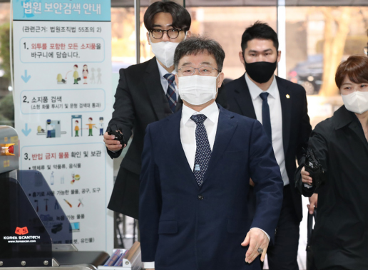 화천대유자산관리 대주주 김만배씨가 지난해 11월25일 오전 서울 서초구 서울중앙지법에서 열린 대장동 개발 사업 로비·특혜 의혹 관련 1심 속행 공판에 출석하기 위해 법정으로 향하고 있다. (사진=뉴시스 제공)
