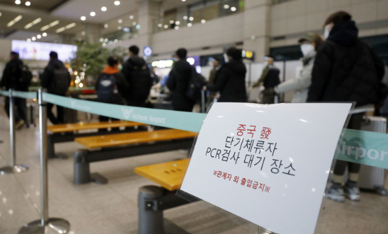 지난 9일 인천국제공항을 통해 중국 지난에서 도착한 입국자들이 PCR 검사 대기 장소에서 국군 검역지원단, 의료진의 설명을 받고 있는 모습. (사진=뉴시스 제공)