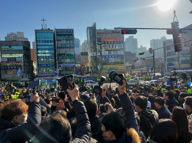 이재명 더불어민주당 대표가 검찰에 출석한 10일 오전 10시20분 수원지검 성남지청 앞.(사진=뉴시스 제공)