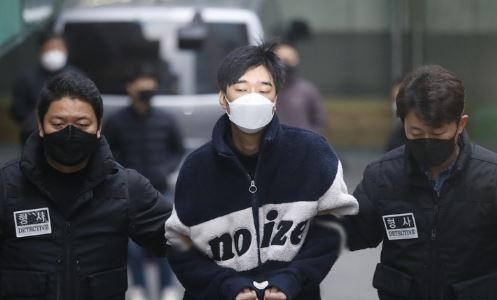 김병찬이 지난 2021년 11월29일 서울 남대문경찰서에서 호송차로 향하고 있다. (사진=뉴시스 제공)