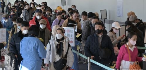 지난 2일 인천국제공항 제1여객터미널 입국장에서 공항 관계자들이 중국발 입국자를 분류하고 있다. 방역당국은 이날부터 중국에서 항공편이나 배편으로 입국하는 모든 사람에 대해 코로나19 유전자증폭(PCR) 검사를 실시하는 등 고강도 방역 대책을 시작했다. 